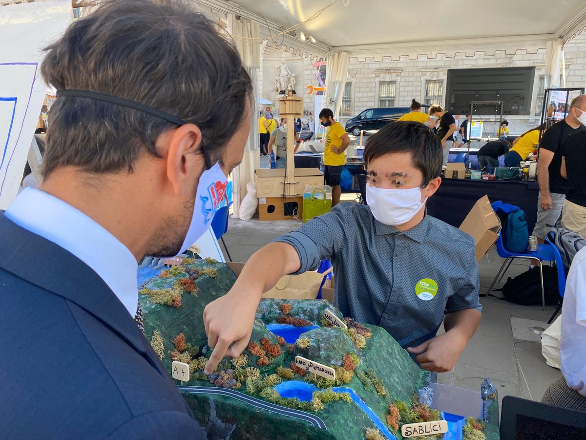 staff_M_Fedriga's tweet photo. 🤖 Con #WallE e #Johnny5 all'inaugurazione di Maker Faire Trieste la festa dei #maker che affascina grandi e piccini per due giorni pieni di scienza, tecnologia, creatività e tanto divertimento per tutte le età! 😊
#MakerFaireTrieste #TSMMF #MFTS2020 #ScienceInTheCityFestival https://t.co/RZgOTpnnEe