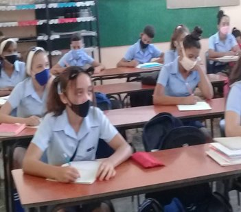 Eugeniocubano's tweet photo. El rigor, la exigencia y la disciplina de directivos, docentes y familias ante cada proceso que se desarrolla en las instituciones educativas, permitirá cuidar la salud de todos y culminar con éxitos el curso escolar 19-20.@elsa_ena,@DrRobertoMOjeda https://t.co/CRGD8hh5Gn