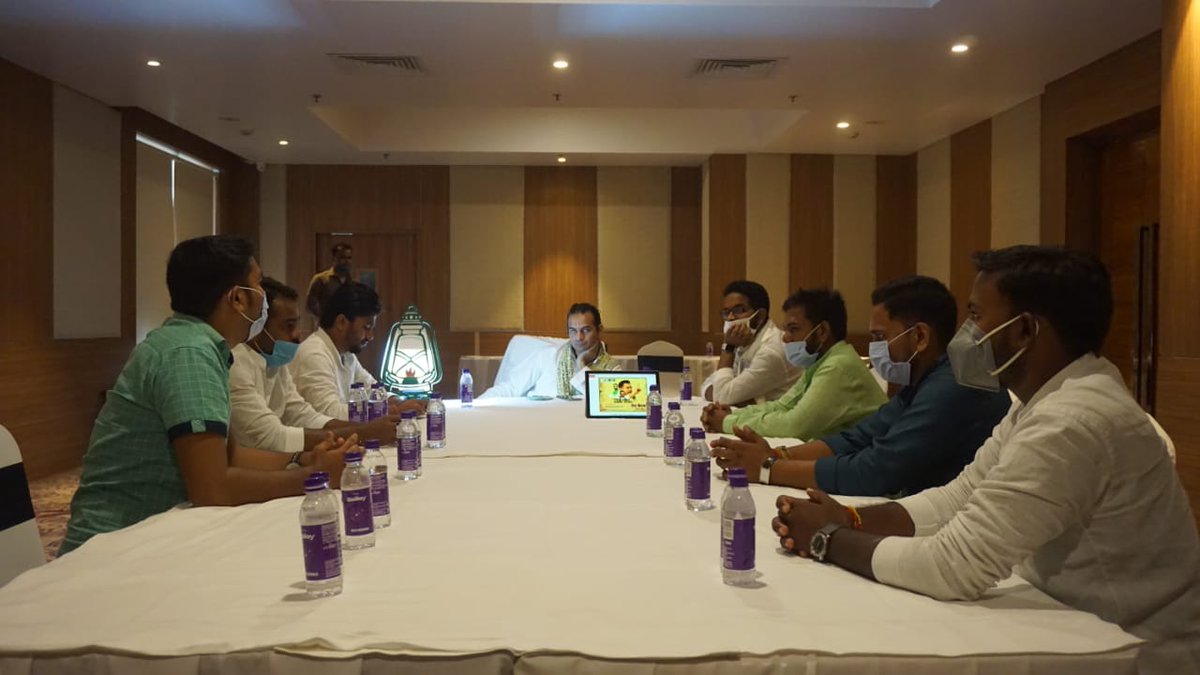 TejYadav14's tweet photo. छात्र राजद के तमाम प्रमंडल अध्यक्षों के साथ एक शाम।। https://t.co/pdZvG3m2lx
