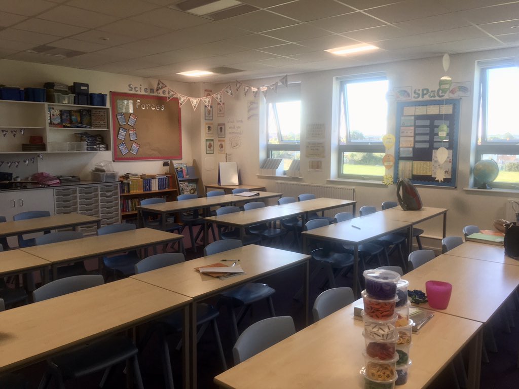 Ultramarine25's tweet photo. Inset days &amp; heavy PGCE induction ✅ Meeting the year 5 class on Monday - then this adventure will really start 🙃🤓 Thanks to all the teachers &amp; NQT’s on twitter - so much helpful advice #edutwitter Still keeping 👁 on everything @AlzResearchUK #dementia 🧠of course https://t.co/NW4cYHywSO