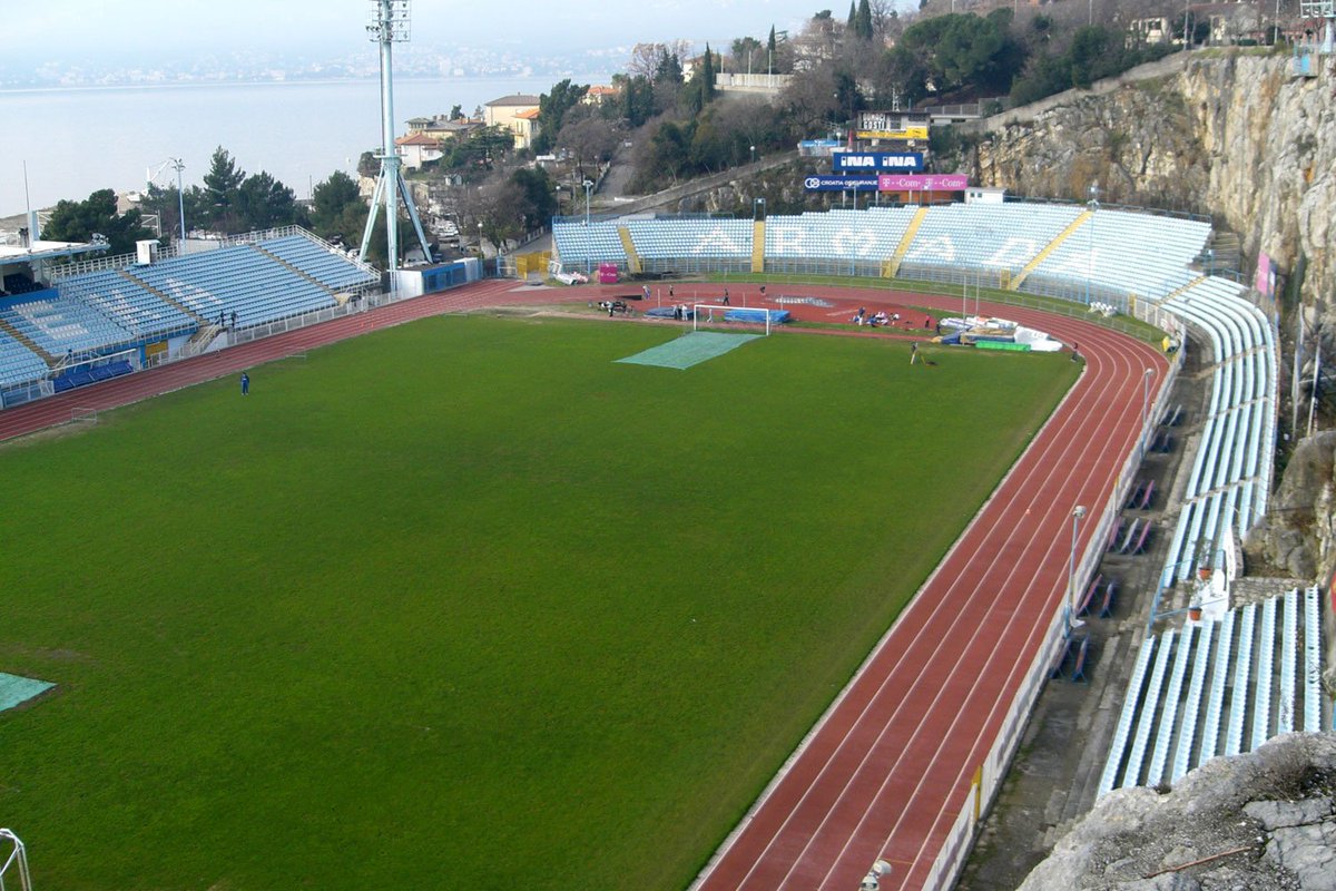 Por cierto, el Rijeka jugaba en el Kantrida hasta el 2017, es ese estadio hermoso que está al pie de una colina y tiene una tremenda vista al mar. Nada, les dejo fotisss! (Se supone que lo están remodelando)