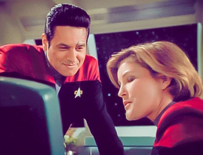 jemabean1's tweet photo. Happy Friday!!! Friendly reminder that this is not how to look at your Captain..... unless you’re Chakotay of course! ☺️😏 #JCdeservedbetter #theJCersonTwitterDidThis #JCdoesitbetter #makeJChappen #StarTrek #StarTrekVoyager https://t.co/OaMWi8nTg4