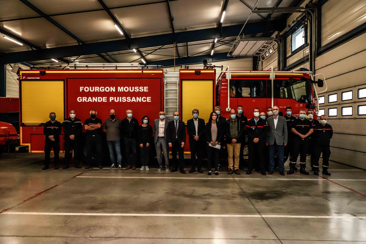 sdis08's tweet photo. Le @sdis08 a signé 2 conventions lors du 1er "Petit-déjeuner employeurs". Grâce à l'action citoyenne et l'esprit civique des employeurs, 3 sapeurs-pompiers du centre d'incendie et de secours de #Vireux sont conventionnés. @GeraudSpire @EDFChooz #VilleDeChooz #FTV https://t.co/Xv9QU3IAIz