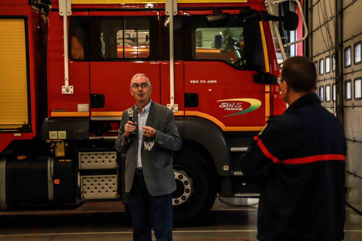 sdis08's tweet photo. Le @sdis08 a signé 2 conventions lors du 1er "Petit-déjeuner employeurs". Grâce à l'action citoyenne et l'esprit civique des employeurs, 3 sapeurs-pompiers du centre d'incendie et de secours de #Vireux sont conventionnés. @GeraudSpire @EDFChooz #VilleDeChooz #FTV https://t.co/Xv9QU3IAIz