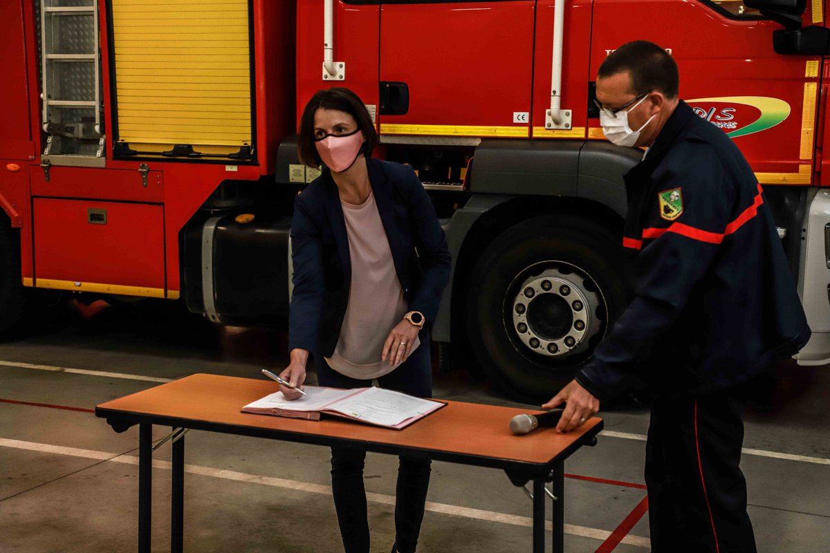 sdis08's tweet photo. Le @sdis08 a signé 2 conventions lors du 1er "Petit-déjeuner employeurs". Grâce à l'action citoyenne et l'esprit civique des employeurs, 3 sapeurs-pompiers du centre d'incendie et de secours de #Vireux sont conventionnés. @GeraudSpire @EDFChooz #VilleDeChooz #FTV https://t.co/Xv9QU3IAIz