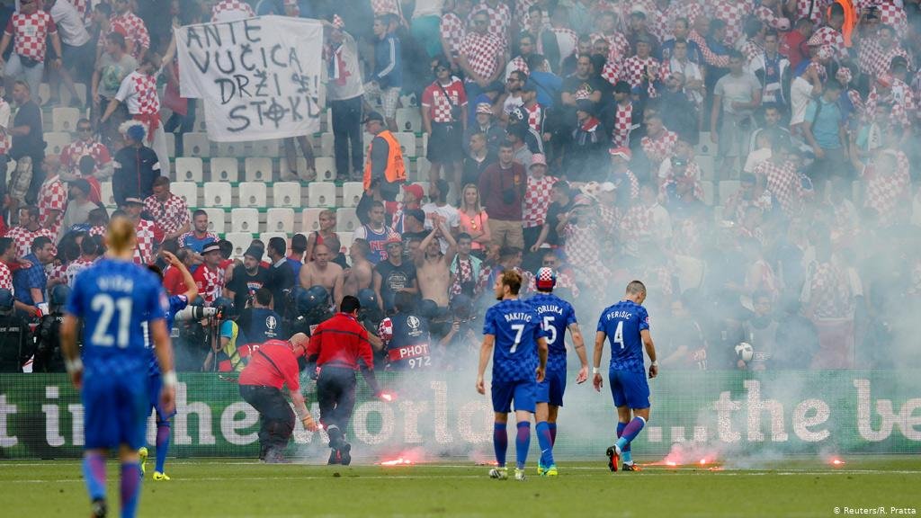 Por último, es necesaria una mención a la violencia. Los ultras radicalizados de extrema derecha suelen ser un problema en toda la región y aquí no son la excepción. Por ahora no le están encontrando la vuelta desde el Estado al tema. En Europa no pasa (?).