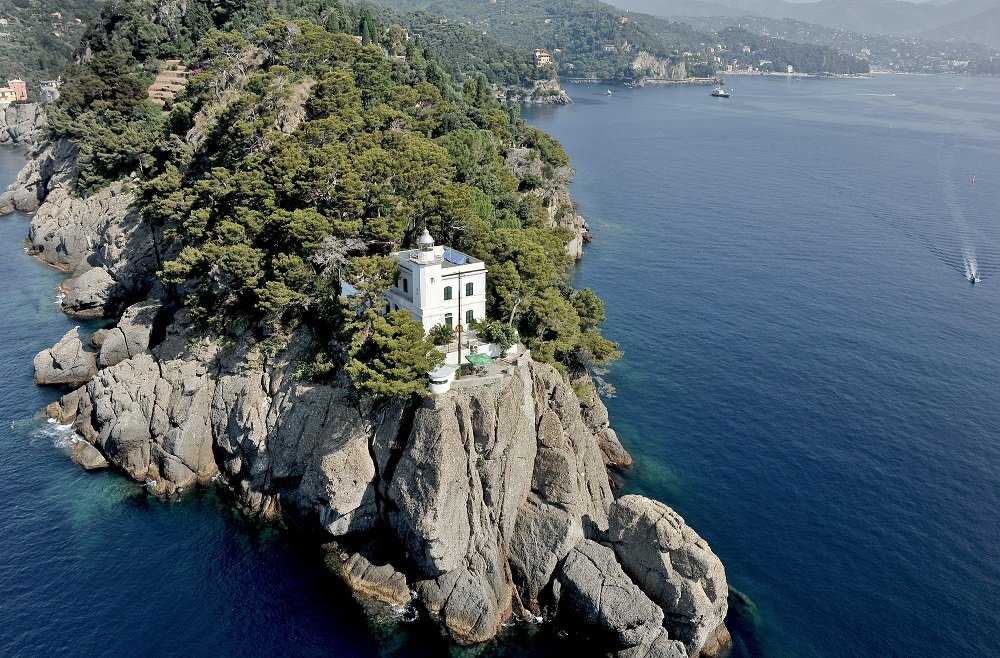 RegLiguria's tweet photo. I 5 FARI PIÙ BELLI DA NON PERDERE IN LIGURIA

🌊👀 Guide notturne per viandanti di mare e protettori luminosi delle coste, i 𝓯𝓪𝓻𝓲 sono custodi della storia delle città che li ospitano. 

Scopri le lanterne che ti aspettano in 𝓛𝓲��𝓾𝓻𝓲𝓪!

➡️https://t.co/qjmRUk5IMs https://t.co/aGuK6JNOim