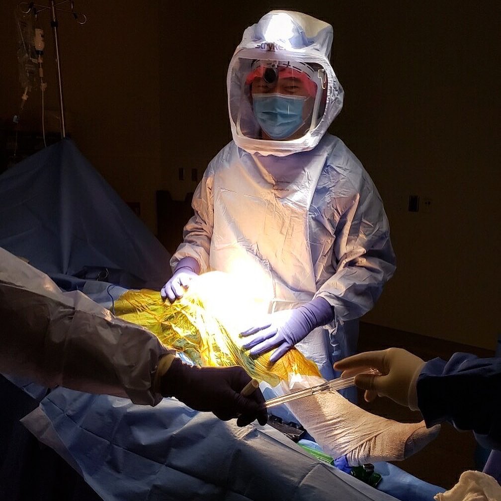 ortho_ut's tweet photo. Dr. Eddie Huang, one of our total joint reconstruction specialists, performing a total knee replacement to get his patient back to an active lifestyle.
#TotalJointReplacement #arthritis #arthriticKnee #orthopedics #TJR #reconstruction #ORchronicles #utortho https://t.co/YVjIDKXEBj