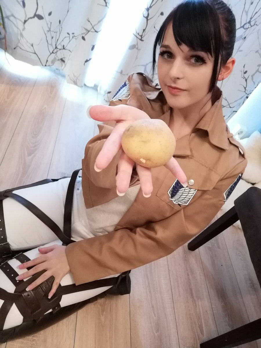 suki__sama's tweet photo. Potatogirl 🥔💖
Hat ewig gedauert das anzuziehen 😅

#cosplaygirl #anime #attackontitan #aot #sashabraus #sashabrauscosplay #potatogirl #aotcosplay #attackontitancosplay #animecosplay #cosplay #weeb #otaku #cosplayer #otakugirl #germancosplay #kawaii https://t.co/wZslUrO4xA