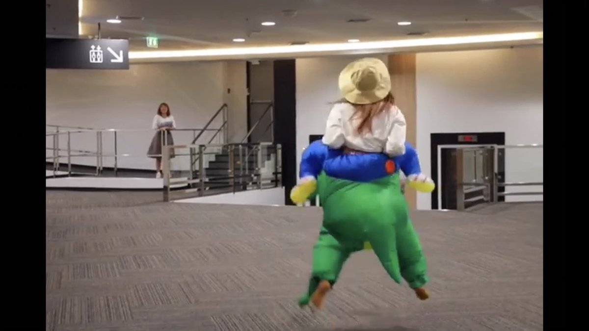 จริงๆน้ำหนึ่งชอบมิวสิค เลยไม่รู้จะจีบน้องยังไงก็เลยใส่ชุดไดโนเสาร์มาแกล้ง