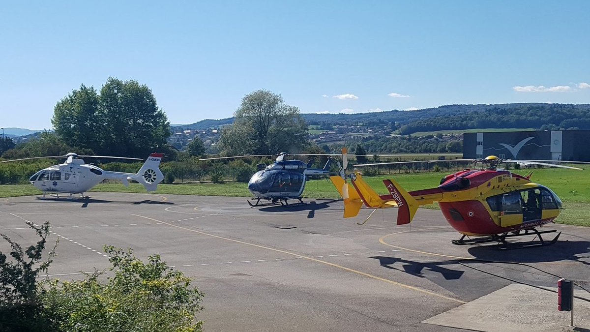 SAMU74's tweet photo. 🚁 3 hélicoptères, 3 entités sur cette photo réalisée hier : #SAMU69 assurant le transfert d'un patient, @PGHM__ et @SecCivileFrance.
Chaque jour, le #SAMU, ses medecins, infirmier(e)s aux côtés de leurs partenaires assurent la médicalisation des moyens héliportés de notre région https://t.co/DGdtacdD8s