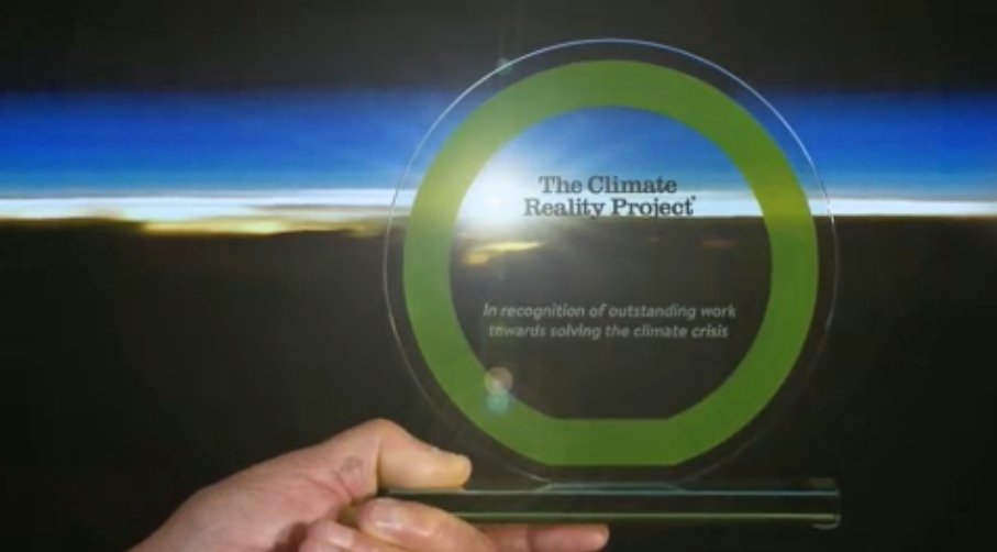 FreeWeb4SDGs's tweet photo. Congrats to @ClimateReality Leader, Gloria Kasang Bulus @GBulus of @Bridge_ThatGap for bagging the Alfredo Sirkis Memorial Green Ring Award from VP @AlGore, at the 44th #ClimateReality Leadership Corps Global Training in July.

#LeadOnClimate
#GlobalTrainingAugust
#ClimateAction https://t.co/5BZzl0VVVC