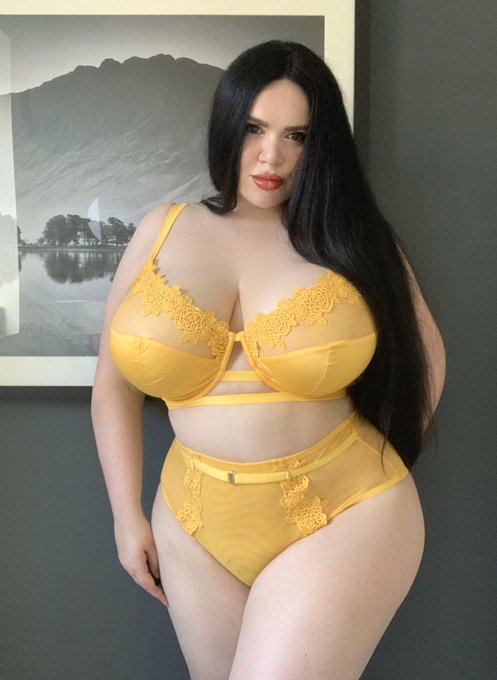 Another shot of this ☀️ set from @playfulpromises #lingerie #lingerielovers #curvy #curvygirl #38H #fullerbust