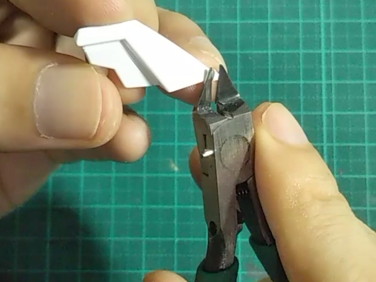 永遠の蒼 なぜ切断面とプラ板をヤスるかと言うと瞬間接着剤の食い付き向上の為 溶かして固めるプラモ用接着剤は小さな切断面では強度が出ないので こういう所はヤスリ跡の微細な凹凸に瞬間接着剤キメるのが吉