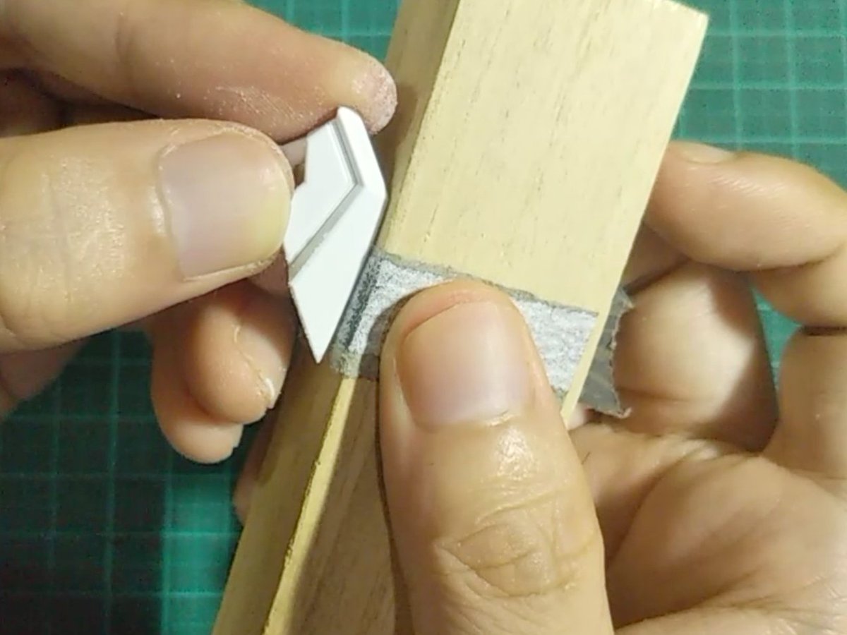 永遠の蒼 なぜ切断面とプラ板をヤスるかと言うと瞬間接着剤の食い付き向上の為 溶かして固めるプラモ用接着剤は小さな切断面では強度が出ないので こういう所はヤスリ跡の微細な凹凸に瞬間接着剤キメるのが吉