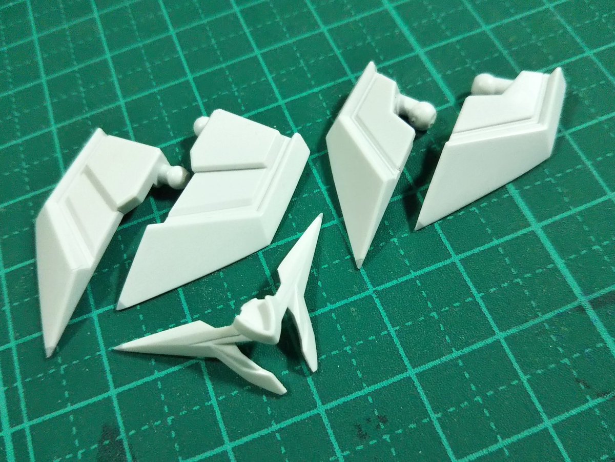 永遠の蒼 なぜ切断面とプラ板をヤスるかと言うと瞬間接着剤の食い付き向上の為 溶かして固めるプラモ用接着剤は小さな切断面では強度が出ないので こういう所はヤスリ跡の微細な凹凸に瞬間接着剤キメるのが吉