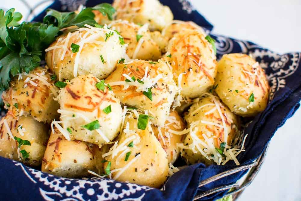 #ad Parmesan Garlic Rolls are buttery and cheesy! Plus they're easy to make w/ <a href="/rhodesbread/">Rhodes Bake-N-Serv</a> #frozendough! The best dinner rolls recipe! bit.ly/3i1JPyT