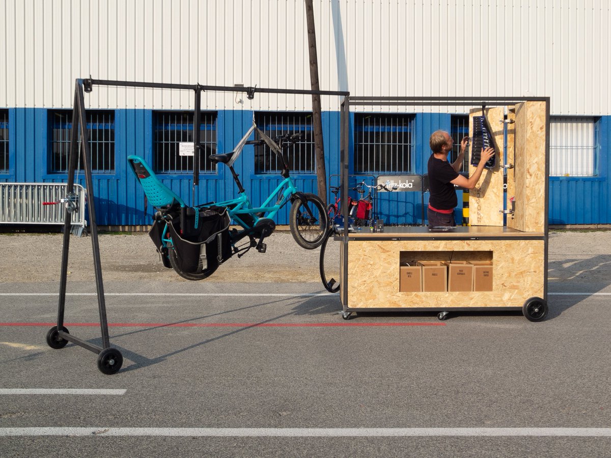 Du nouveau au Hangar du Kanaal à Anderlecht ! Avec les compétences et l'expérience des occupants du hangar, <a href="/vrmtvrmt/">Vraiment Vraiment</a> a mis au point un atelier de réparation pour vélos spécial pour les "cargos" 🚲🧰 Mobile et ouvert à tous ! #reparation #velo #velocargo @urbike_be #bleunoirbrut