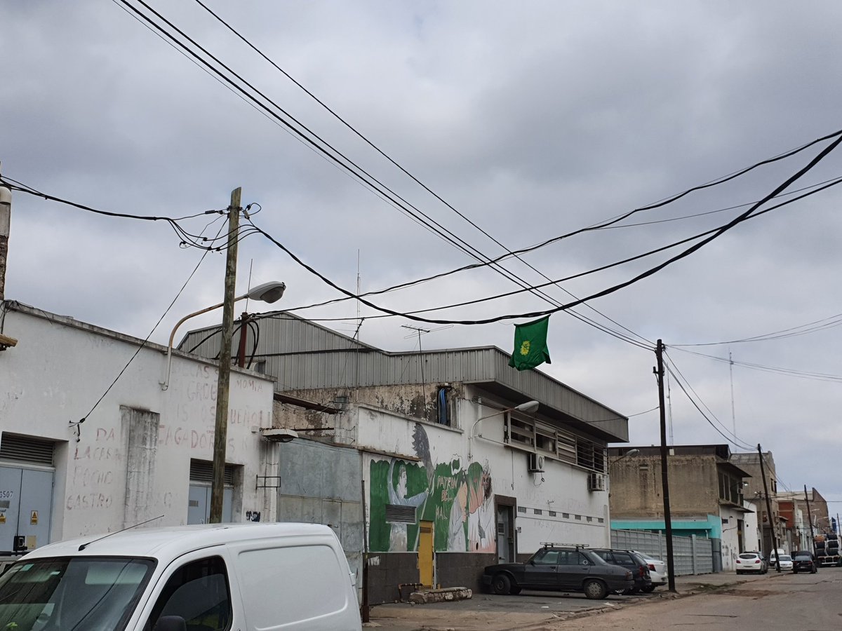 PivlaDe's tweet photo. Continuamos con los reclamos a @OficialEdesur de varias industrias de nuestro parque. Un poste eléctrico se inclinó y dejó un cable eléctrico muy bajo (no pasan los camiones). Si por accidente no lo ven, tendríamos un cable cortado con el riesgo que implica. https://t.co/XVn2DlJb55