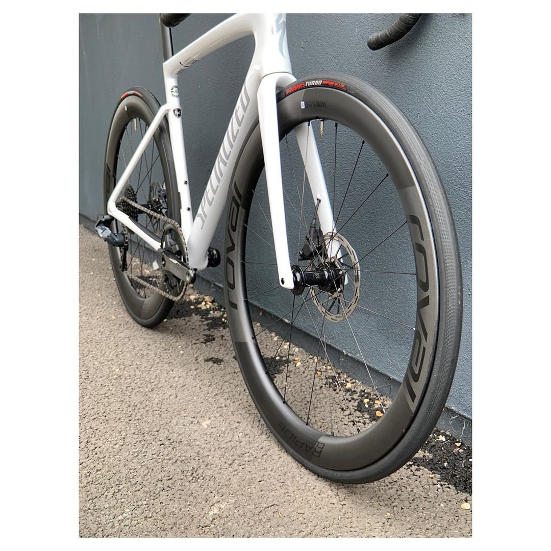 cyclerevouk's tweet photo. Specialized Tarmac SL7 Pro | ‘Albalone/Spectraflair | 🧊 🥶 

With @sramroad Force eTap AXS 1x including the new super wide @rideroval Rapide CL wheelset 🥵 What do we all think of Road 1x gearing? This sports a 10-36t cassette for a pretty impressive range of gearing 🚀⚡️ https://t.co/sezhW3uEzp