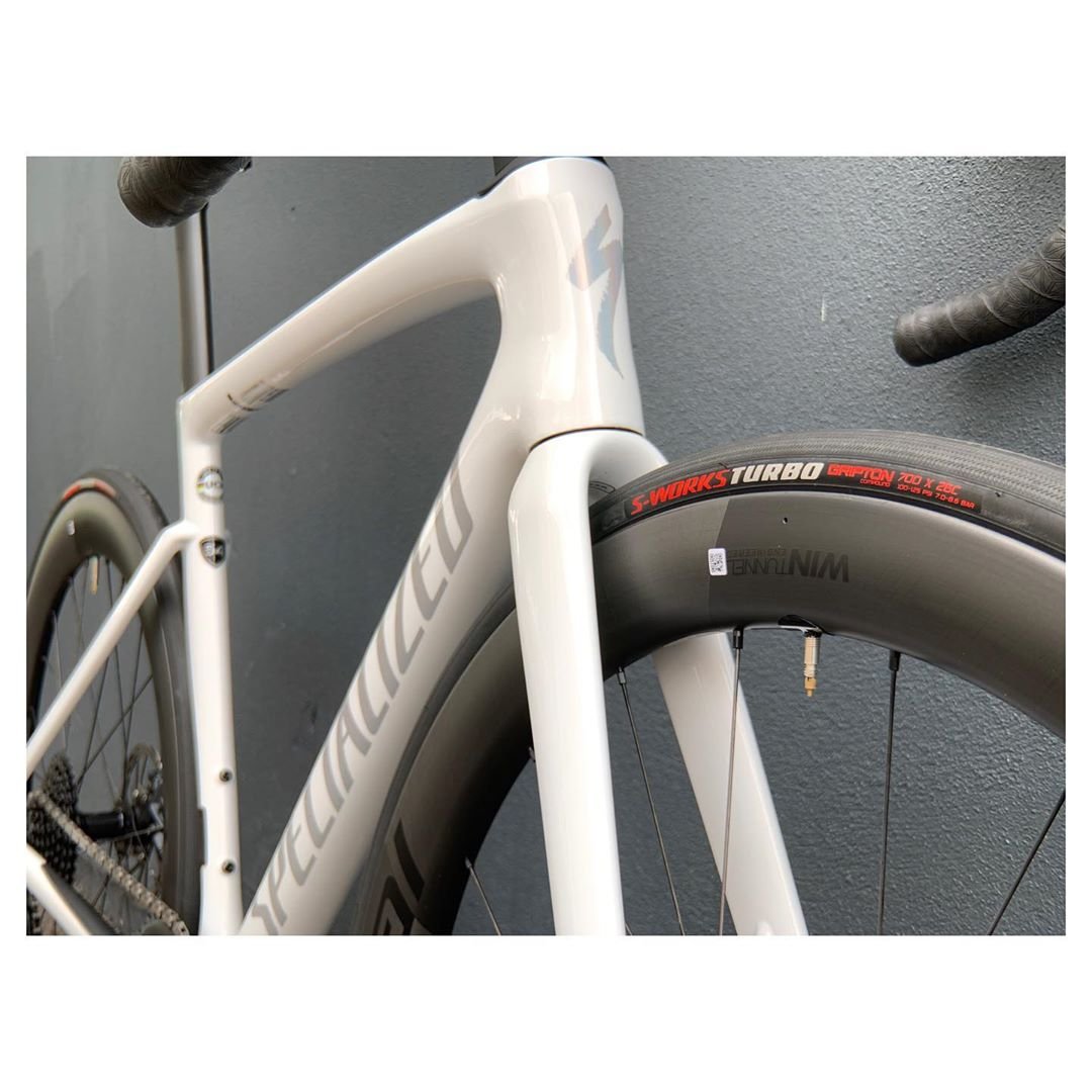 cyclerevouk's tweet photo. Specialized Tarmac SL7 Pro | ‘Albalone/Spectraflair | 🧊 🥶 

With @sramroad Force eTap AXS 1x including the new super wide @rideroval Rapide CL wheelset 🥵 What do we all think of Road 1x gearing? This sports a 10-36t cassette for a pretty impressive range of gearing 🚀⚡️ https://t.co/sezhW3uEzp