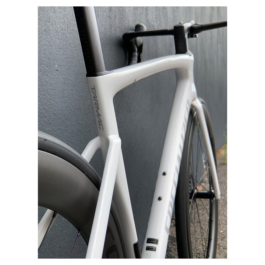 cyclerevouk's tweet photo. Specialized Tarmac SL7 Pro | ‘Albalone/Spectraflair | 🧊 🥶 

With @sramroad Force eTap AXS 1x including the new super wide @rideroval Rapide CL wheelset 🥵 What do we all think of Road 1x gearing? This sports a 10-36t cassette for a pretty impressive range of gearing 🚀⚡️ https://t.co/sezhW3uEzp