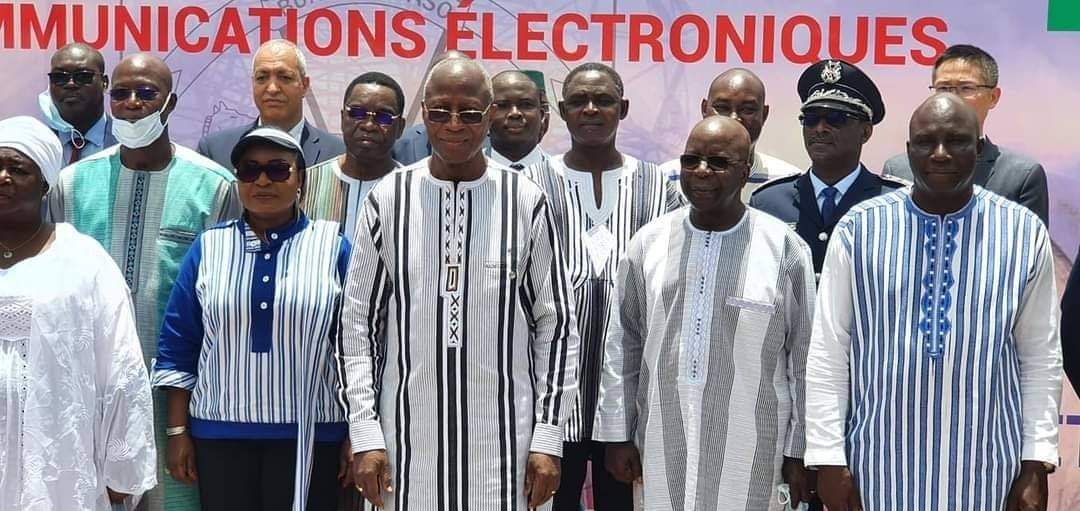 rodriguetwit's tweet photo. Nous notons avec satisfaction qu'au Burkina Faso, la bande passante internationale mise à disposition des opérateurs et FAI par l'état passe de 5 à 20 Giga bits par seconde entre 2015 et 2020. Felicitations à tous les acteurs. #MDENP #DGICE #PAV #IXP https://t.co/Jf0vFVAA3s