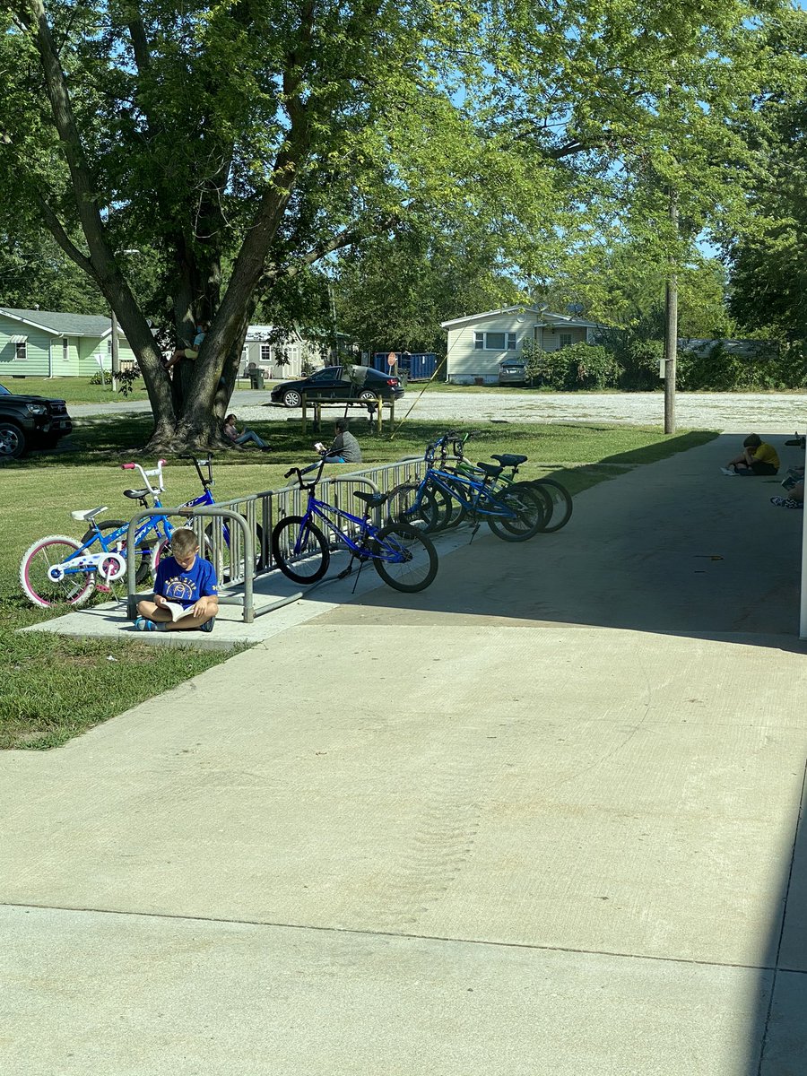 Love looking out to see kids enjoying a book and the beautiful weather #vikingstrong #teamlamonte