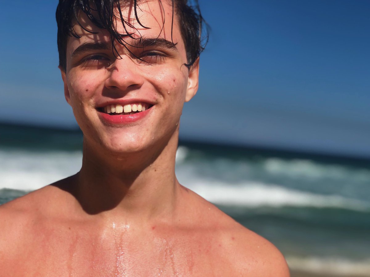 flptito's tweet image. Senti que meu twitter precisava de foto minha 🤨