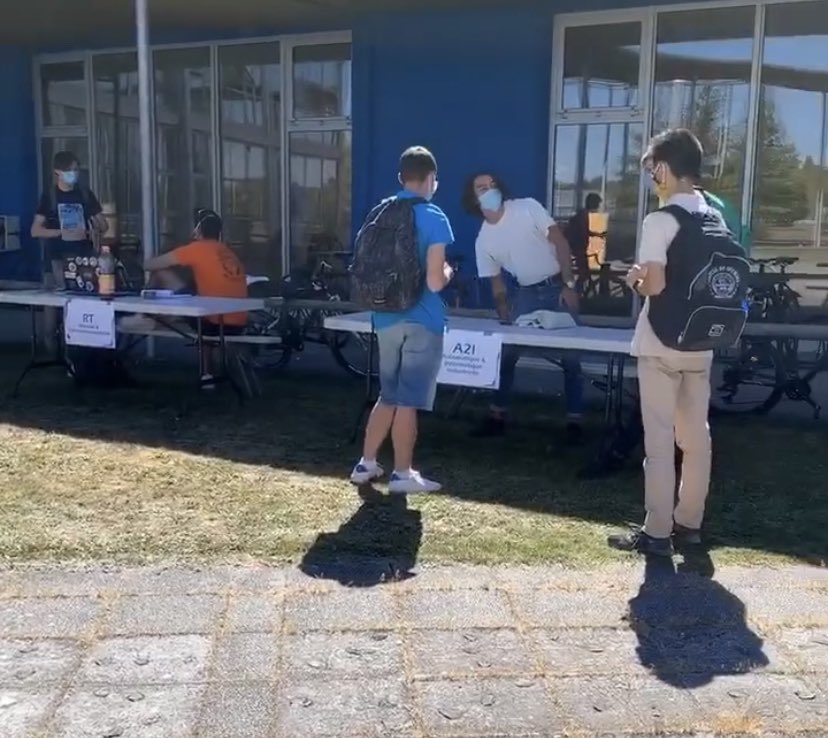 UTTroyes's tweet image. Aujourd’hui, a eu lieu le salon de la vie étudiante organisé par le @BDEUTT sur notre beau campus. L’occasion pour les nouveaux étudiants de découvrir les différentes associations et les services supports de l’@UTTroyes. #engagement #utt #bdeutt #RENTREE2020