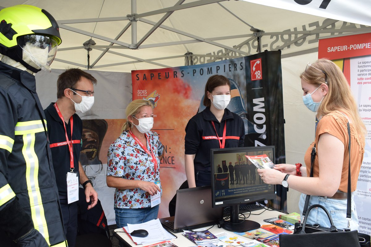 sdis67's tweet photo. [@Foireurop #Strasbourg] Le @sdis67 anime chaque jour un stand en partenariat avec le réseau associatif #UDSP67 #ADJSP67 : 
▶️Rencontre des #Pompiers67,
▶️#GestesQuiSauvent,
▶️Promotion du #volontariat.
Plus d'infos sur https://t.co/b3CK0DXnVw https://t.co/yvAaSW8Q5R