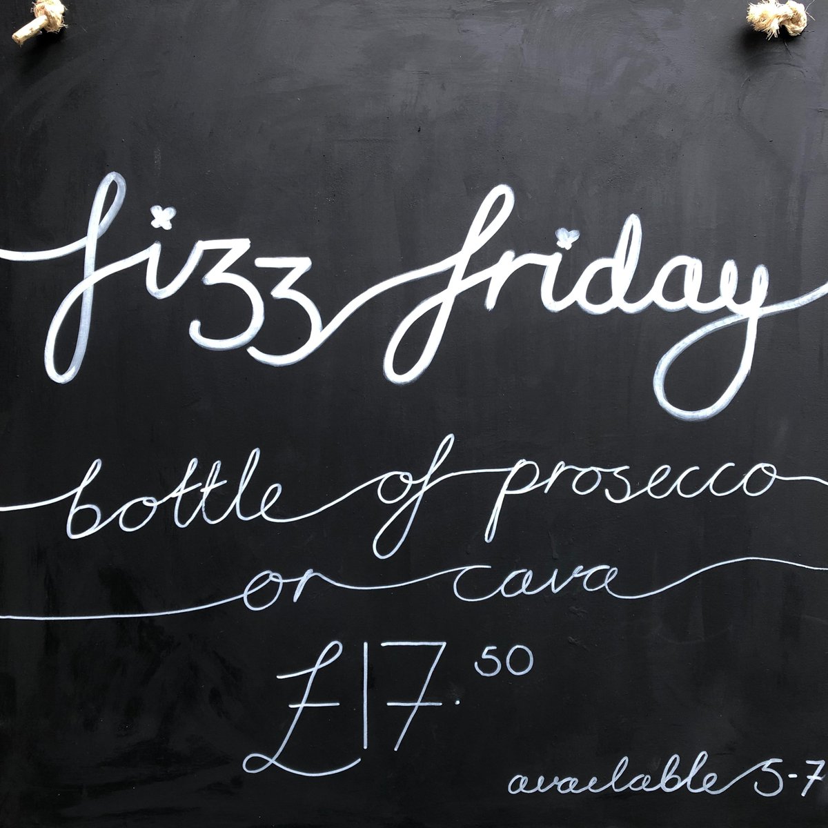 Get down to twenty nine for fizz Friday 🍾🥂🍾

£17.50 a bottle for two hours only 🙌