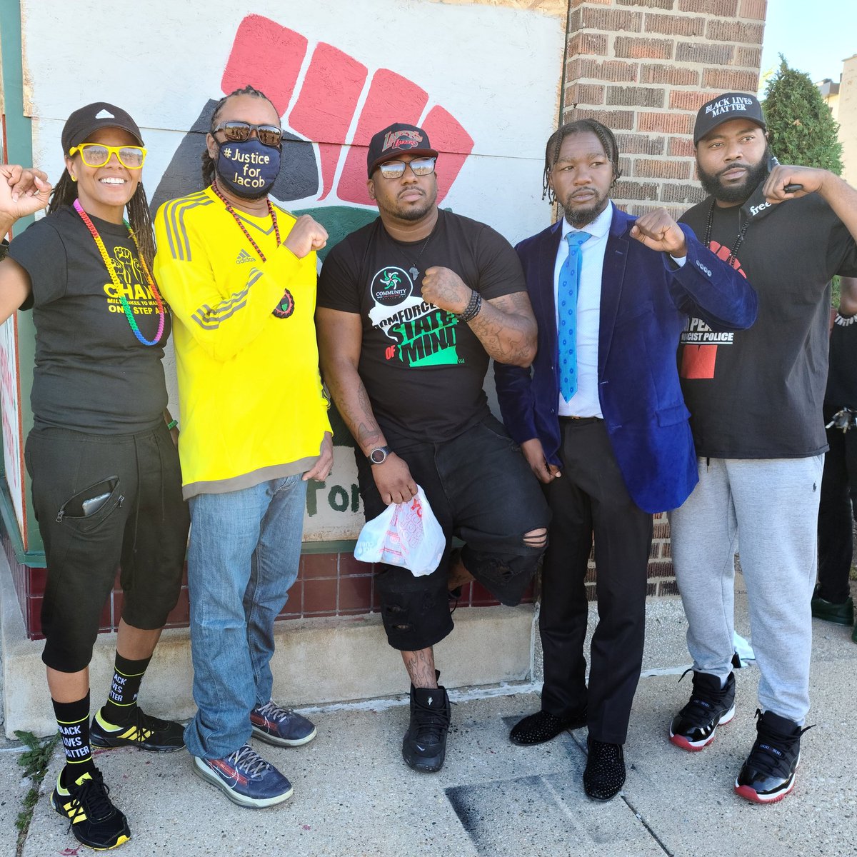 VaunMayesMKE's tweet photo. In Kenosha supporting the local activists and family of #JacobBlake 

#BLAK #ComForceMKE #KenoshaWi #BLM #TimAndTez #UnitedWeWalk #JustinBlake #StephonClarke https://t.co/klvIXtHaD9