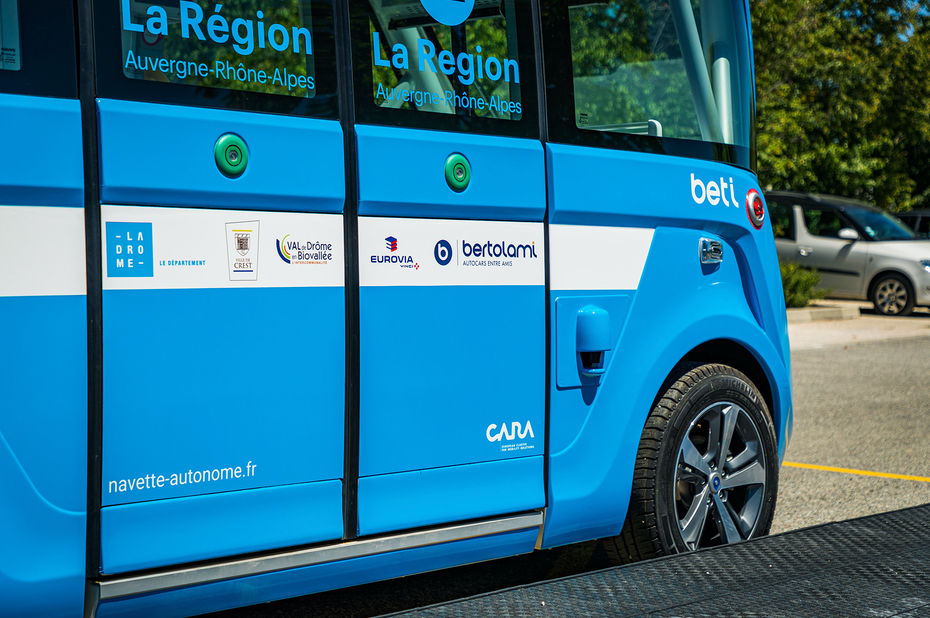 LUsineDigitale's tweet photo. La Drôme va tester la première navette autonome en milieu rural https://t.co/RZ05t2FJBT https://t.co/tvbcWVz79W