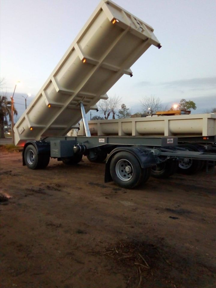 GobiernoRocha's tweet photo. #FlotaDepartamental
#Hoy ingresaron a la flota vehicular de IDR dos casambas con el objetivo de seguir aumentando la eficacia del trabajo en los equipos de #Obras. A la vez, se suman a los vehículos y maquinaria 0km adquiridos en este período de administración.
#RochaCrece https://t.co/m4tlTJdHhE