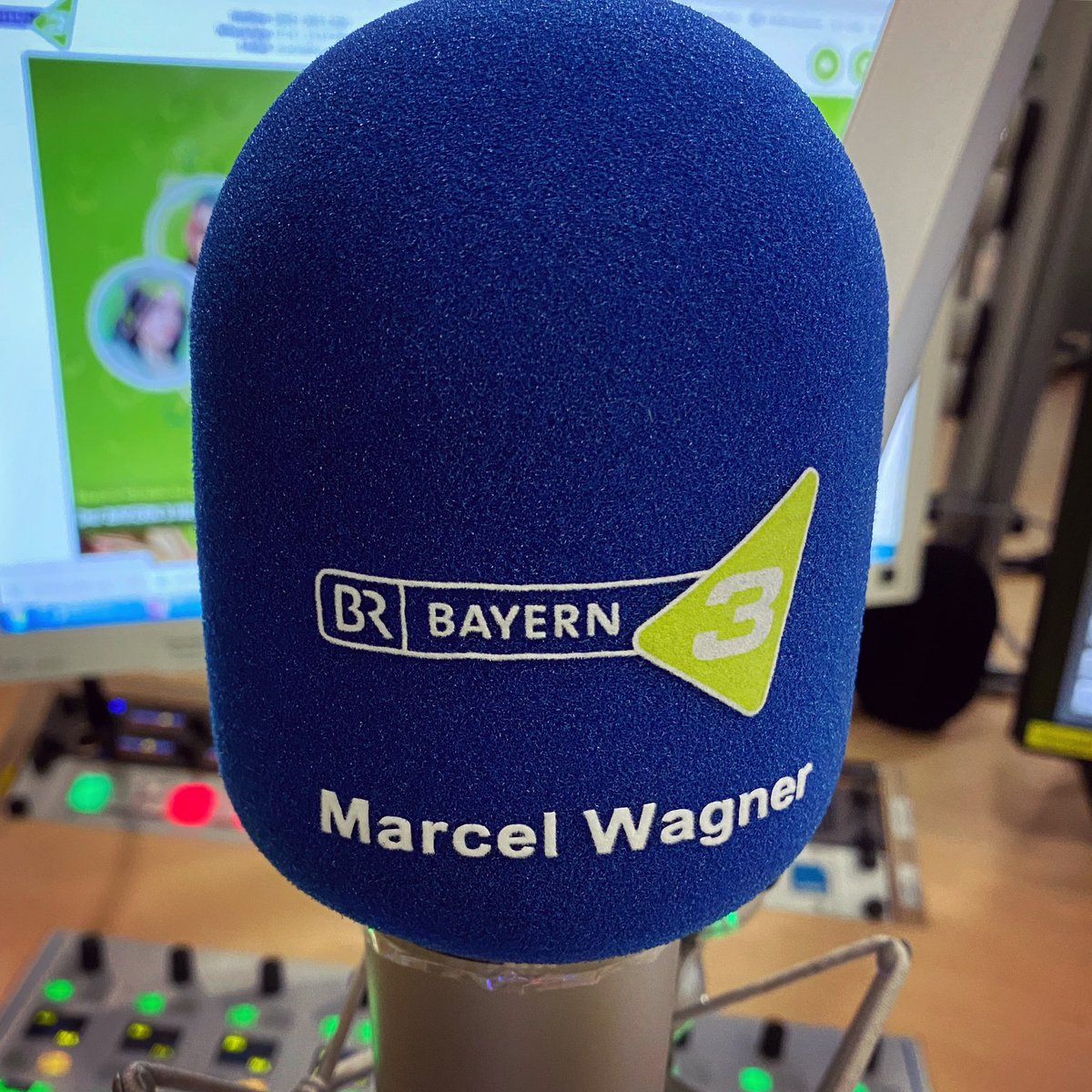 Für mich ist Glück, jeden Tag - und manchmal auch nachts - das machen zu dürfen, was ich liebe. Und die richtigen Menschen in meinem Leben zu haben. DANKE für dieses Glück. Habt ein glückliches Wochenende.