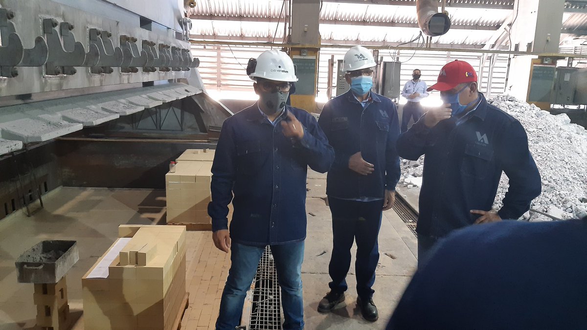 VENALUM_CVG's tweet photo. #AhoraEnVenalum || Pdte. @TellecheaRuiz supervisa las labores de revestimiento de 35 nuevas celdas que estan siendo acondicionadas para su próxima inclusión al proceso productivo. Hizo extensivo su agradecimiento y felicitaciones a toda la #ClaseObrera 
@TareckPSUV @drodriven2 https://t.co/eg9Ug325Fm