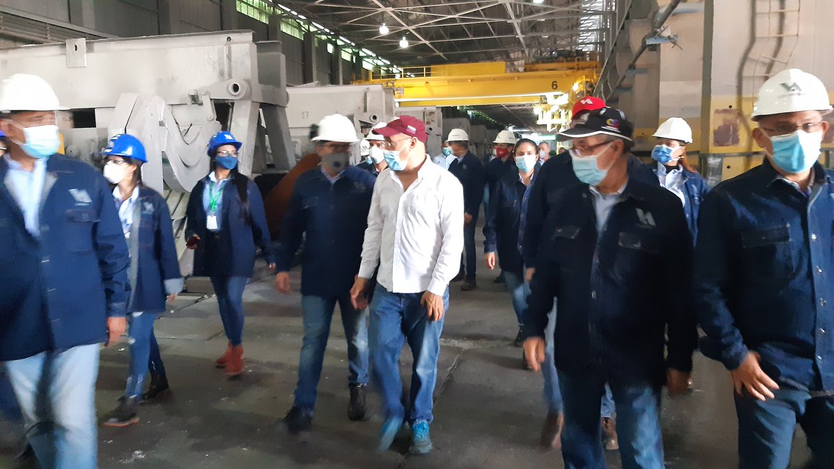 VENALUM_CVG's tweet photo. #AhoraEnVenalum || Pdte. @TellecheaRuiz supervisa las labores de revestimiento de 35 nuevas celdas que estan siendo acondicionadas para su próxima inclusión al proceso productivo. Hizo extensivo su agradecimiento y felicitaciones a toda la #ClaseObrera 
@TareckPSUV @drodriven2 https://t.co/eg9Ug325Fm