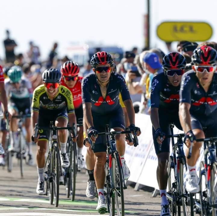 CorreoSportEc's tweet photo. La Locomotora de #Carchi @RichardCarapazM pinchó su llanta a 20 km de llegar a la meta en la séptima etapa del #TdF2020. Ahora es puesto 21 en la clasificación general. Cedió terreno. https://t.co/znA7R9meK1
