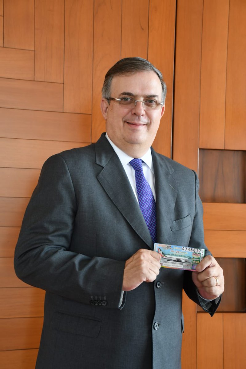 m_ebrard's tweet photo. Compré mi cachito para la rifa del 15 de septiembre, es una buena causa el equipamiento médico de nuestros hospitales. Es por todos, participa!! https://t.co/7p4unQtV5l