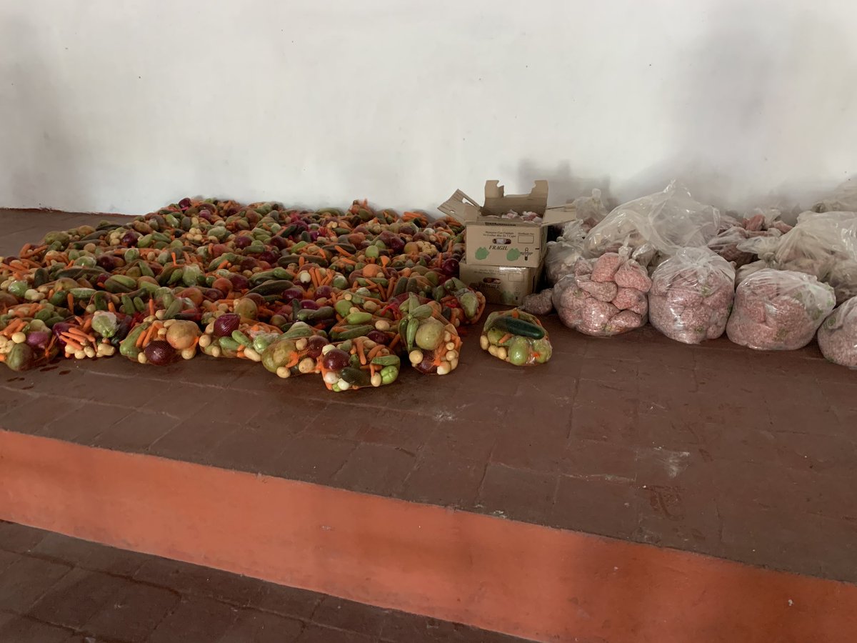 MTtexcoco's tweet photo. Nuestra dirigente @ChoperenaCruz y nuestro equipo hizo entrega de canastas básicas, beneficiando a más de 100 familias texcocanas.  🍗🥩🥭🥕
Entrega con el protocolo de seguridad sanitaria. ✅

@MT_EdoMexico @MT_Nacional @davidsanchezi @PRI_EDOMEX @AlejandraDMV @DarioZacariasC https://t.co/3WwhLYYNFE