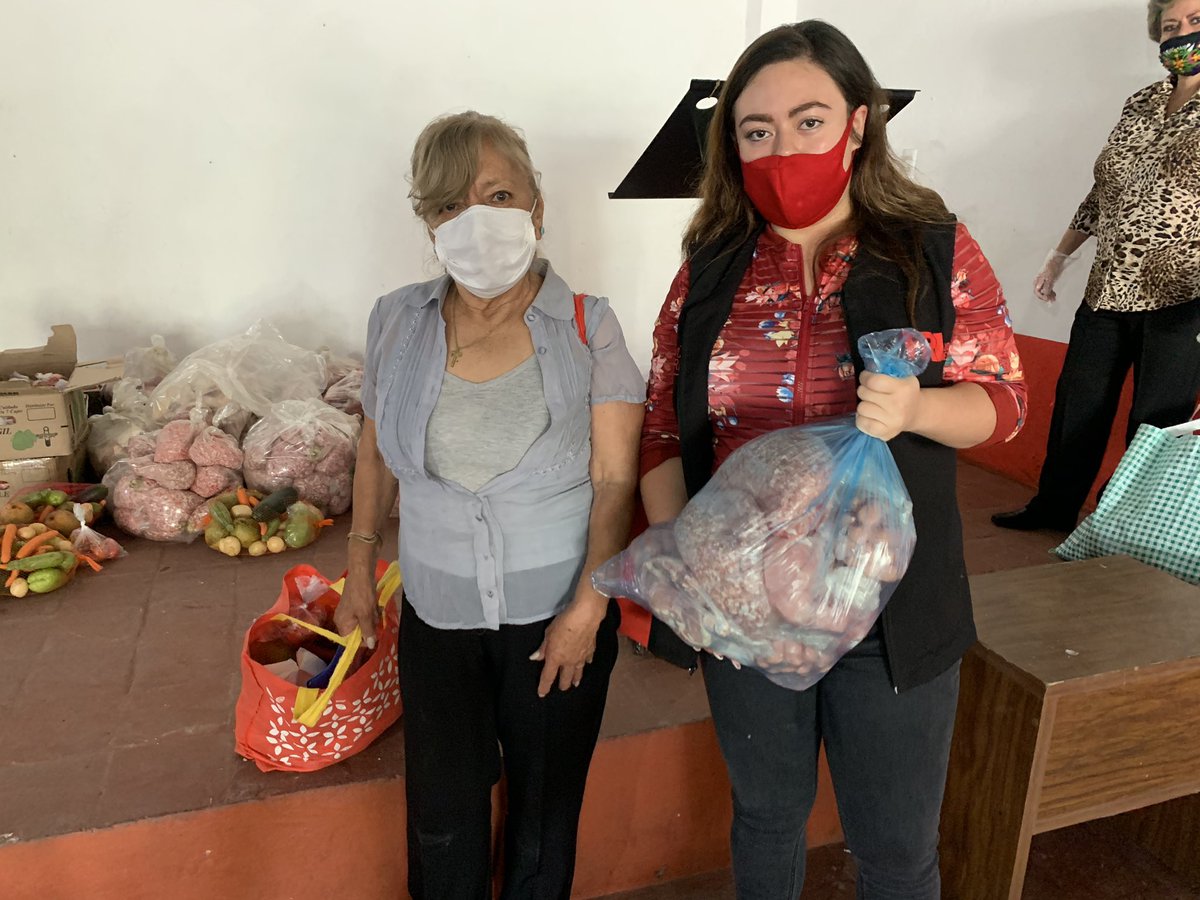 MTtexcoco's tweet photo. Nuestra dirigente @ChoperenaCruz y nuestro equipo hizo entrega de canastas básicas, beneficiando a más de 100 familias texcocanas.  🍗🥩🥭🥕
Entrega con el protocolo de seguridad sanitaria. ✅

@MT_EdoMexico @MT_Nacional @davidsanchezi @PRI_EDOMEX @AlejandraDMV @DarioZacariasC https://t.co/3WwhLYYNFE