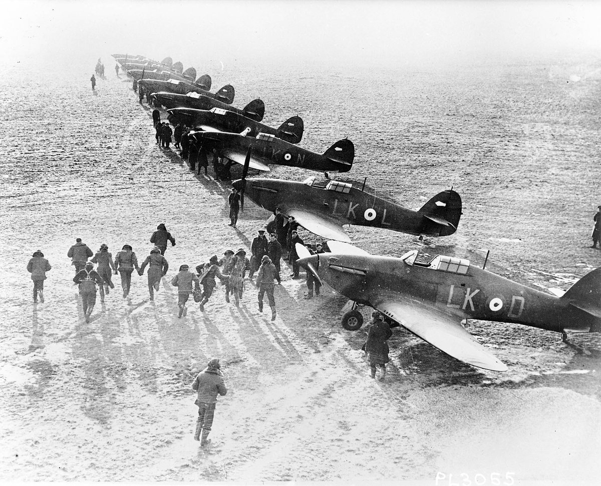 ARC_RCAF's tweet photo. Un #VendrediChasseur Ă saveur de Hurricane!
« DĂ©collage immĂ©diat » est lâordre qui indique Ă ces pilotes du 87e Escadron de lâAviation royale canadienne en Angleterre de se rendre Ă toute vitesse Ă leur Hurricane afin de combattre lâennemi, le 18 fĂ©vrier 1941. #ARC #HistoireARC https://t.co/HoHmXDti23