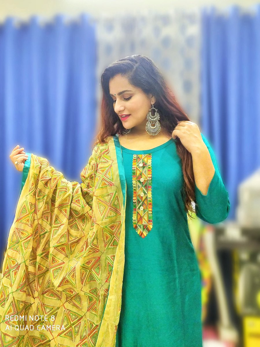 iampriyankanegi's tweet photo. मां सब जानती है! 😍
She gifted me this beauuuuutiful silk green salwar kameez with phulkari dupatta on my birthday 💃
Thank you mumma 😘 I Laaabbb you! ❤️

How am I looking guys? 🤷

📸 shot from pratyush dobhal's phone 
#salwarsuits #desi #priyankanegi https://t.co/pxXcWnghvO