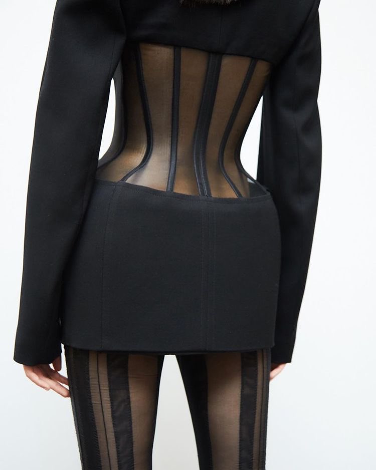 wrkhs's tweet photo. this corset jacket from the mugler ss20 collection lives in my mind rent free https://t.co/xku0GM0vI4
