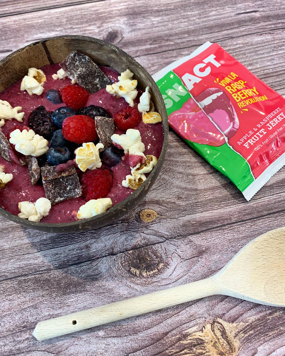 Today we added some crunch to our smoothie bowl with some @nom_foods popcorn. Is this a yo or a no?!