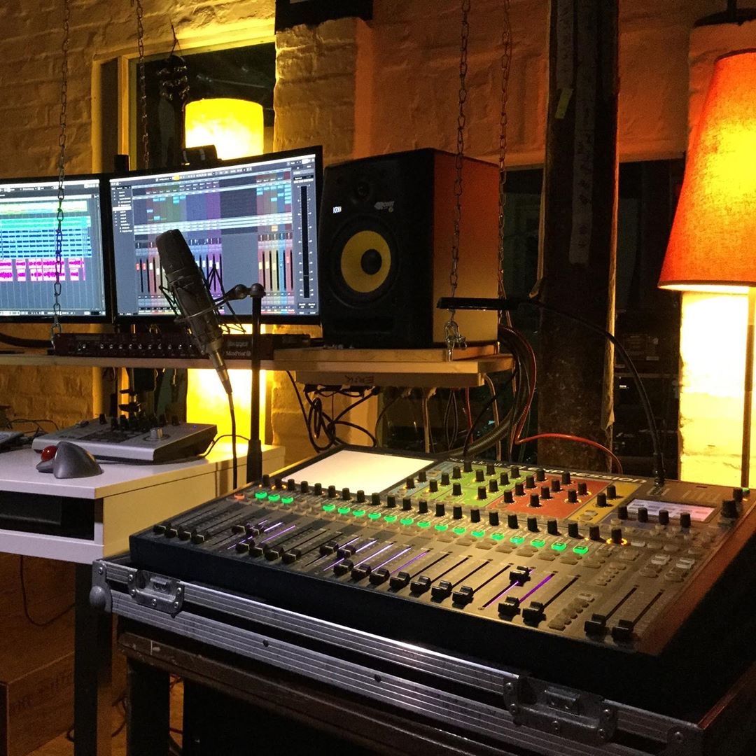 SoundcraftUK's tweet photo. Express yourself! ๐ This awesome home studio features a Soundcraft Si Expression 2 digital mixing console. Show off your home setup, tag us and use #SoundcraftingAtHome for a chance to be featured. Thanks for the share, IG user erikadamh!
#Soundcraft #SiExpression2 https://t.co/tYX3OxUjCl