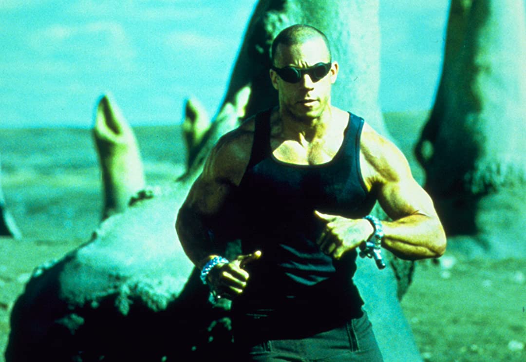 Ahora que #Pitch Black cumple 20 años es buen momento para recordar que al director quisieron endilgarle a #StevenSeagal para el rol de #Riddick. Afortunadamente #DavidTwohy esquivó la bala y #VinDiesel apareció en el momento adecuado. ¿Os imagináis esta cinta con Steven Seagal?