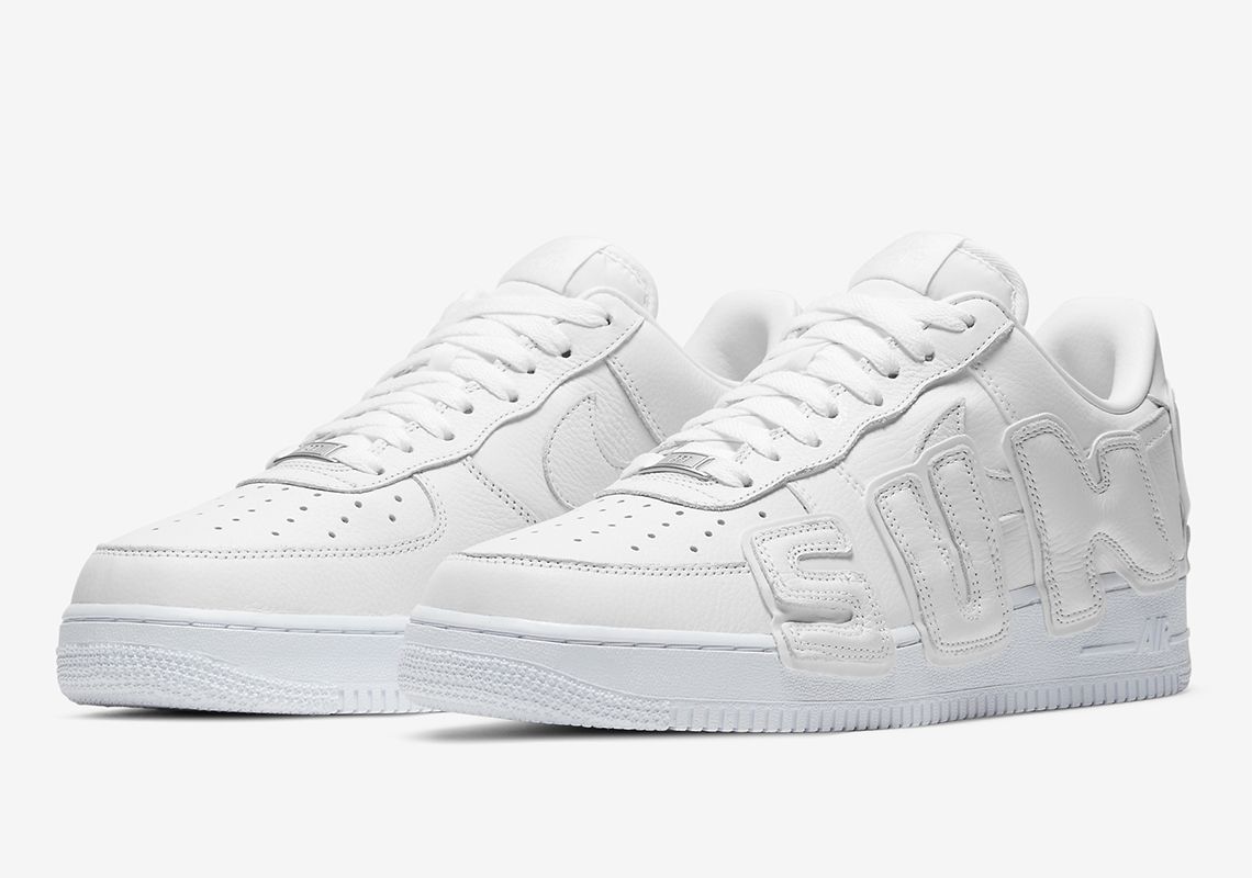 Sneaker News tweet media