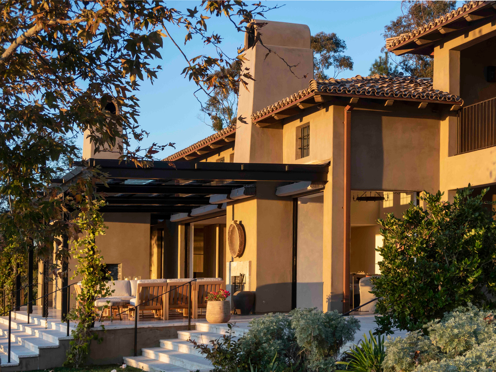 ParkerArchitect's tweet photo. An #ecofriendly option within #traditional architecture. This casual #RanchoSantaFe residence features a photovoltaic pergola, providing protection from the sun or rain while generating energy.☀️ https://t.co/f3VTn9Btim